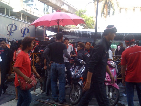 และในการ์ท นปช. มีทหารมาร่วม ดังนั้นอย่าแปลกใจครับ.....