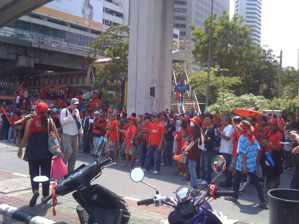 และมีประชาชนบางกลุ่มโดนยึดบัตรประชาชนทำให้พวกเขากลับไม่ได้จึงต้องอยู่ต่อ