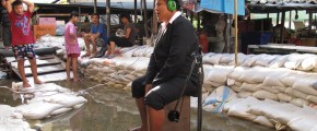 นักดนตรีกับน้ำท่วม