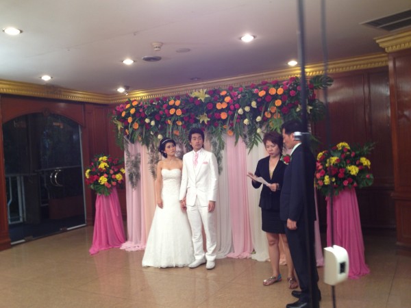 ฉากถ่ายรูปกับบ่าวสาวหน้างานทางเข้าประตู