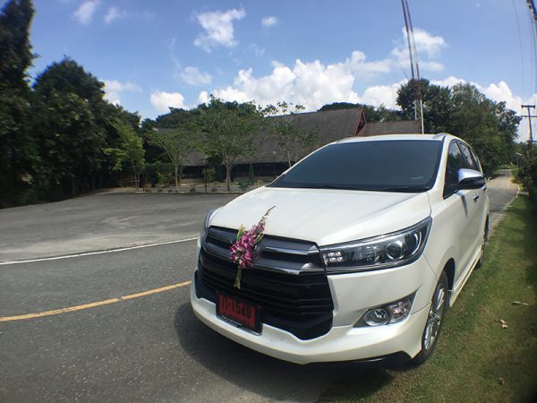 ชีวิตที่จะก้าวไปอีกขั้นกับรถคันนี้ครับ INNOVA Cryasta